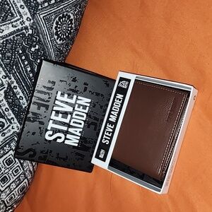 NWT/B Mens Steve Madden billfold brown wallet